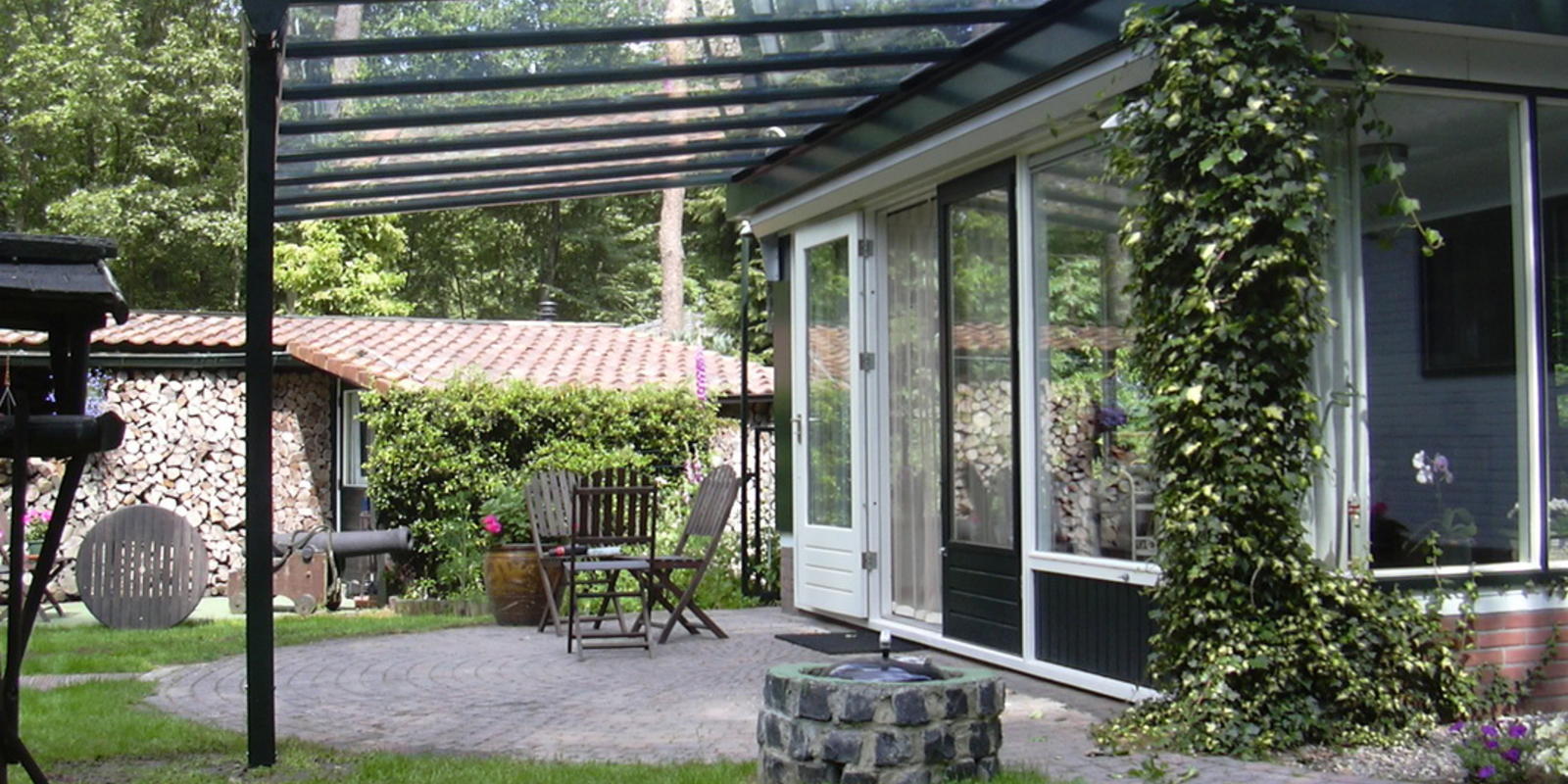 Stalen overkapping aan huis